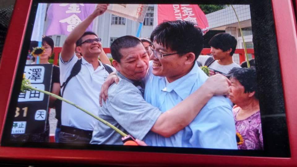 鄭性澤(左)被裁定釋放,與邱顯智律師(左)在看守所外激動擁抱。 圖:邱顯智提供 鄭性澤(左)被裁定釋放,與邱顯智律師(左)在看守所外激動擁抱。 圖:邱顯智提供