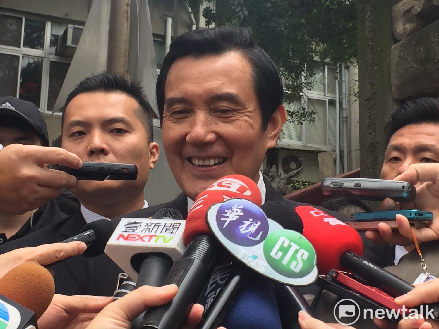 國民黨總統初選制度昨天出爐,詢及是否有意參選,馬英九避而不答,快步離去。 圖:趙婉淳/攝 國民黨總統初選制度昨天出爐,詢及是否有意參選,馬英九避而不答,快步離去。 圖:趙婉淳/攝