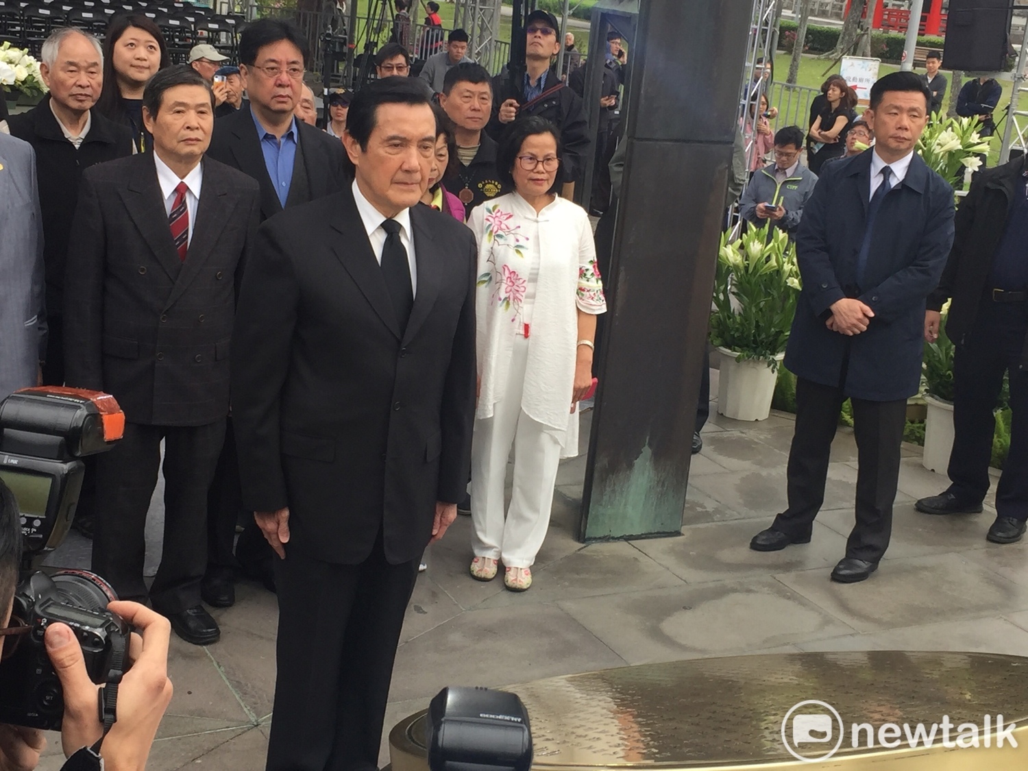前總統馬英九上午前往228紀念碑前鞠躬致意。 圖:趙婉淳/攝 前總統馬英九上午前往228紀念碑前鞠躬致意。 圖:趙婉淳/攝