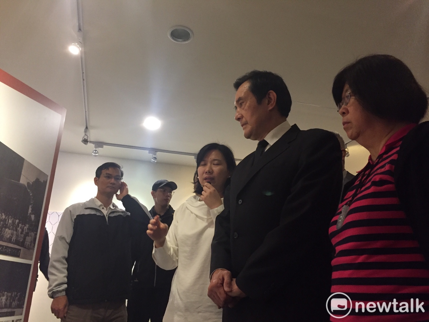 前總統馬英九上午參觀「228事件中的受難民意代表」展覽。 圖:趙婉淳/攝 前總統馬英九上午參觀「228事件中的受難民意代表」展覽。 圖:趙婉淳/攝