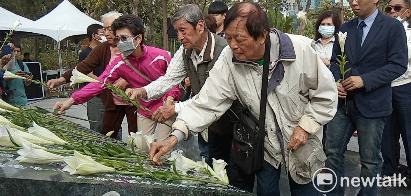 228受難者家屬至和平公園紀念碑獻花。 圖:孫家銘/攝 228受難者家屬至和平公園紀念碑獻花。 圖:孫家銘/攝