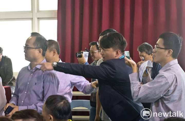 基進黨抗韓戰將(右二)指著張姓民眾互嗆。 翻攝陳柏惟臉書。 基進黨抗韓戰將(右二)指著張姓民眾互嗆。 翻攝陳柏惟臉書。