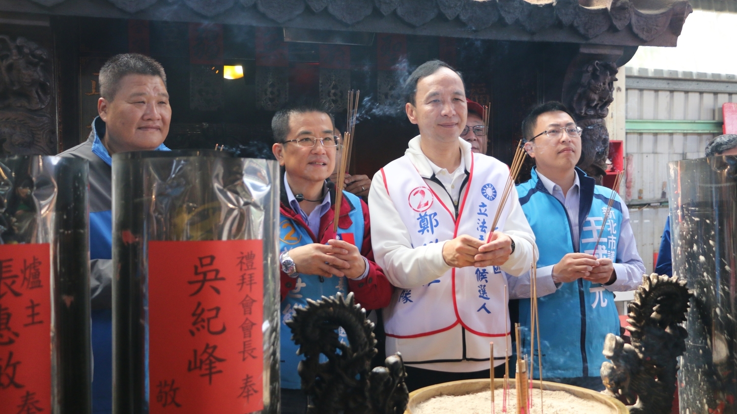 前新北市長朱立倫,今(1)日上午陪同三重立委候選人鄭世維前往三重力行市場掃街拜票。 圖 : 鄭世維 /提供 前新北市長朱立倫,今(1)日上午陪同三重立委候選人鄭世維前往三重力行市場掃街拜票。 圖 : 鄭世維 /提供