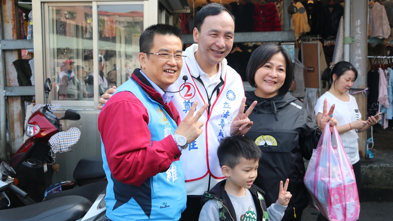 前新北市長朱立倫,今(1)日上午陪同三重立委候選人鄭世維前往三重力行市場掃街拜票。 圖 : 鄭世維 /提供 前新北市長朱立倫,今(1)日上午陪同三重立委候選人鄭世維前往三重力行市場掃街拜票。 圖 : 鄭世維 /提供