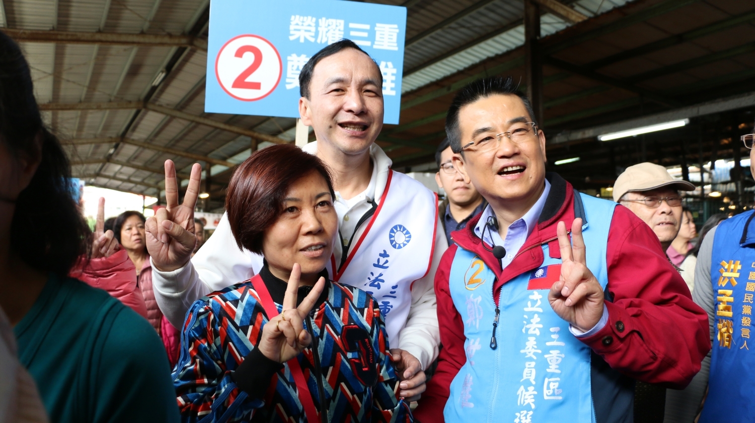 前新北市長朱立倫,今(1)日上午陪同三重立委候選人鄭世維前往三重力行市場掃街拜票。 圖 : 鄭世維 /提供 前新北市長朱立倫,今(1)日上午陪同三重立委候選人鄭世維前往三重力行市場掃街拜票。 圖 : 鄭世維 /提供