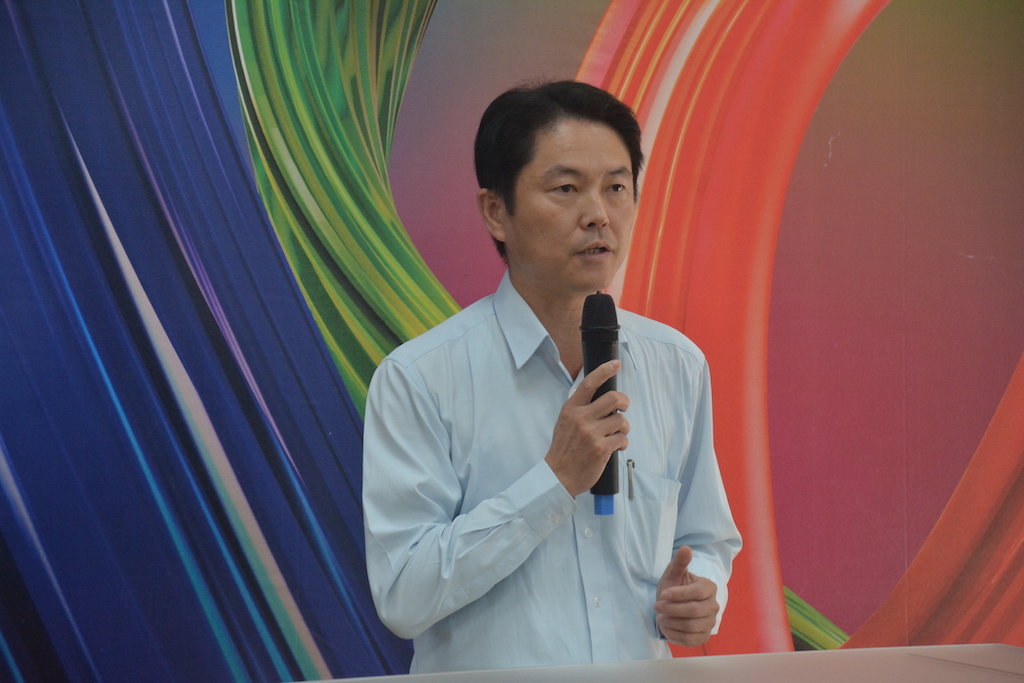 公路總局高雄區監理所副所長李瑞銘表示,燈會人潮大約在晚間8點後陸續散場,今晚起行駛0917的機場快線將調度40輛車密集疏運,並加派人力引導。原0969燈會快線規劃12輛、32班次,也將增加至31輛車疏運。 圖:屏東縣府 公路總局高雄區監理所副所長李瑞銘表示,燈會人潮大約在晚間8點後陸續散場,今晚起行駛0917的機場快線將調度40輛車密集疏運,並加派人力引導。原0969燈會快線規劃12輛、32班次,也將增加至31輛車疏運。 圖:屏東縣府