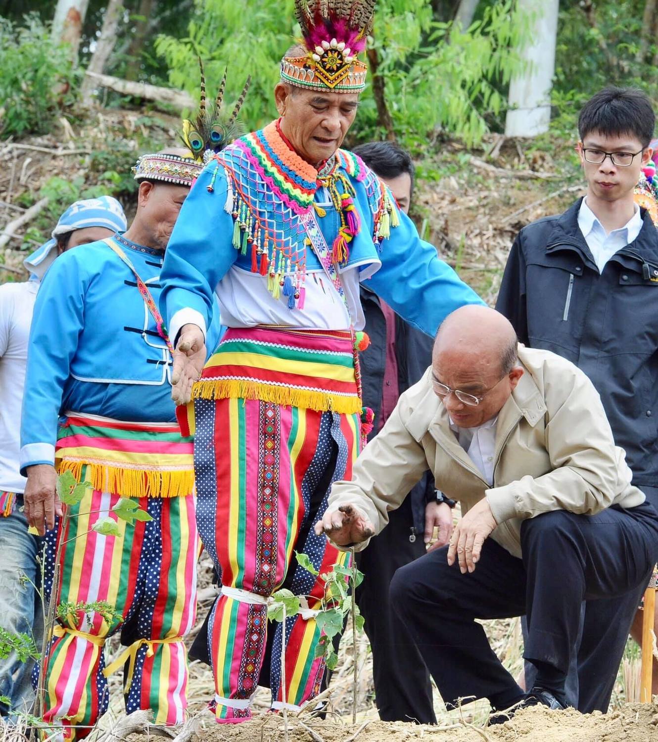 都蘭部落總幹事蔡政良表示,這塊40公頃的土地由退輔會及部落共管,作為公共使用。目前部落整理10公頃土地,先種綠肥養地,並栽種一些豆科民族植物,希望日後能吸引年輕人回來使用,讓年輕人與這裡生活的人找到在地創生及復振之路,成為原住民轉型正義的典範。 圖:翻攝自蘇貞昌臉書 都蘭部落總幹事蔡政良表示,這塊40公頃的土地由退輔會及部落共管,作為公共使用。目前部落整理10公頃土地,先種綠肥養地,並栽種一些豆科民族植物,希望日後能吸引年輕人回來使用,讓年輕人與這裡生活的人找到在地創生及復振之路,成為原住民轉型正義的典範。 圖:翻攝自蘇貞昌臉書