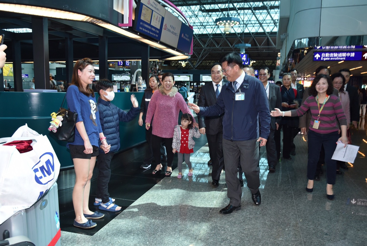 林佳龍視察桃園機場連假疏運措施,在航廈向出國旅客問候。 圖:桃園機場公司/提供 林佳龍視察桃園機場連假疏運措施,在航廈向出國旅客問候。 圖:桃園機場公司/提供