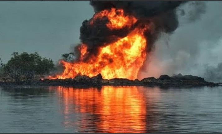 巴耶爾薩州(Bayelsa)嫩貝王國發生油管爆炸,導致大量石油外洩。 圖/翻攝自推特 巴耶爾薩州(Bayelsa)嫩貝王國發生油管爆炸,導致大量石油外洩。 圖/翻攝自推特