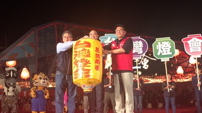 2019台灣燈會3日晚閉幕,屏東縣長潘孟安(右)將台灣燈會傳承燈籠交給觀光局長周永暉(中),由周永暉交給將接辦的台中市,由副市長令狐榮達(左)交接。 圖:中央社 2019台灣燈會3日晚閉幕,屏東縣長潘孟安(右)將台灣燈會傳承燈籠交給觀光局長周永暉(中),由周永暉交給將接辦的台中市,由副市長令狐榮達(左)交接。 圖:中央社