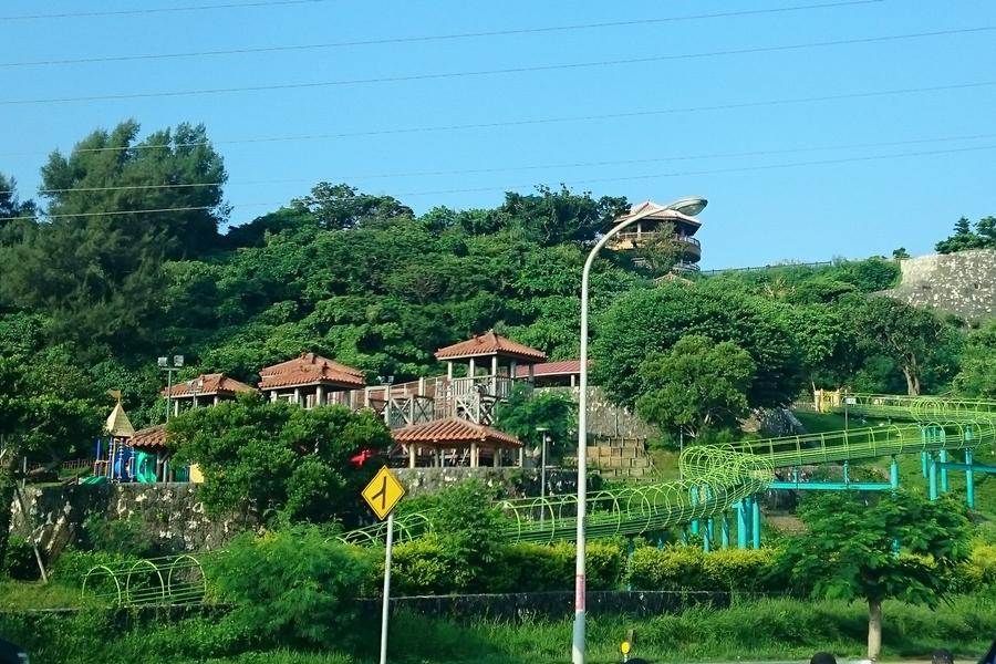 「浦添大公園」最著名的是長達90公尺以上的超長溜滑梯,適合6至12歲的孩童遊玩。 圖:取自Tabirai Japan網站 「浦添大公園」最著名的是長達90公尺以上的超長溜滑梯,適合6至12歲的孩童遊玩。 圖:取自Tabirai Japan網站
