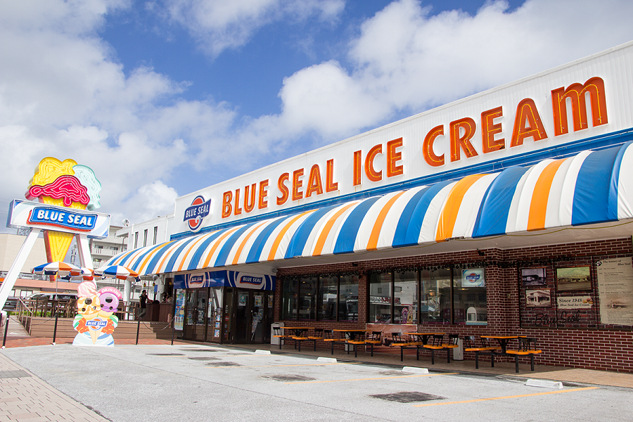 位於國道58號上的人氣冰淇淋BLUE SEAL牧港店。 圖:取自Tabirai Japan網站 位於國道58號上的人氣冰淇淋BLUE SEAL牧港店。 圖:取自Tabirai Japan網站