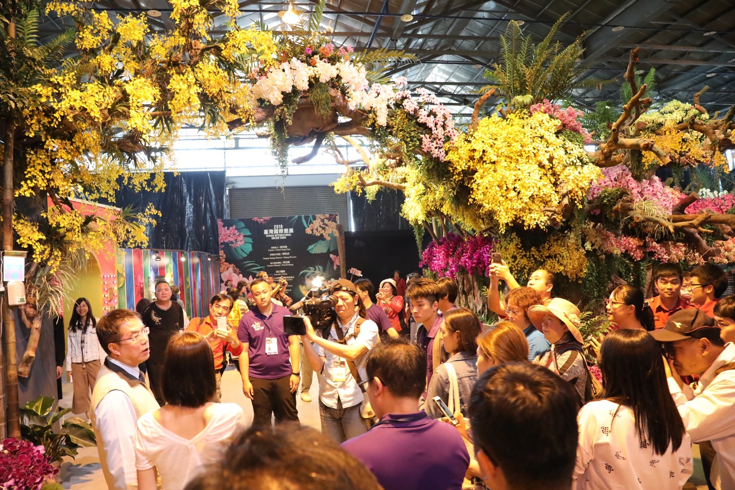 每年吸引超過20萬人次入園觀賞的台灣國際蘭展為世界三大蘭展之一,從2日一開園就湧現大量人潮排隊,首日即超過兩萬人入園賞蘭。 圖:新聞及國際關係處/提供 每年吸引超過20萬人次入園觀賞的台灣國際蘭展為世界三大蘭展之一,從2日一開園就湧現大量人潮排隊,首日即超過兩萬人入園賞蘭。 圖:新聞及國際關係處/提供