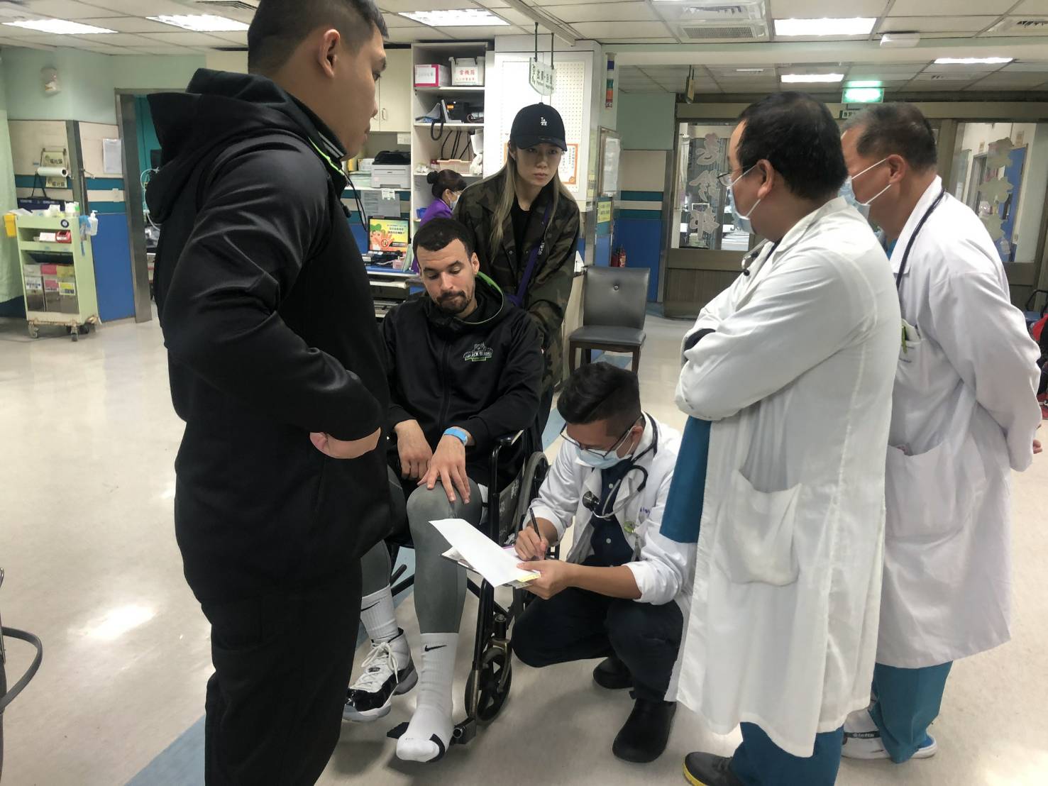 寶島夢想家與秀傳醫院全力支持客隊洋將塔克治療。 圖/陳建州提供 寶島夢想家與秀傳醫院全力支持客隊洋將塔克治療。 圖/陳建州提供