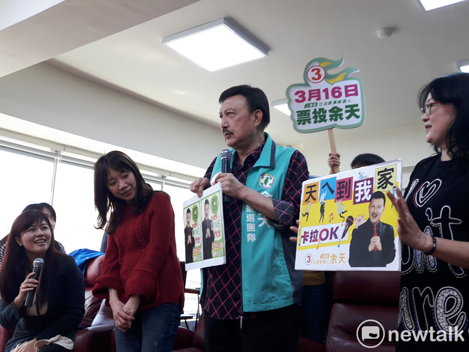 余天向選民推銷自己的官方LINE帳號,希望三重鄉親給他「暖流」抵抗「韓流」。 圖:林昀真/攝 余天向選民推銷自己的官方LINE帳號,希望三重鄉親給他「暖流」抵抗「韓流」。 圖:林昀真/攝