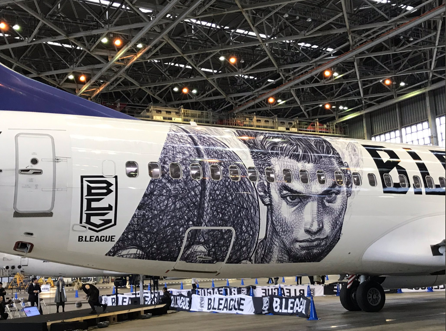 日本天馬航空聯名灌籃高手作者井上雄彥班機。 圖/取自推特 日本天馬航空聯名灌籃高手作者井上雄彥班機。 圖/取自推特