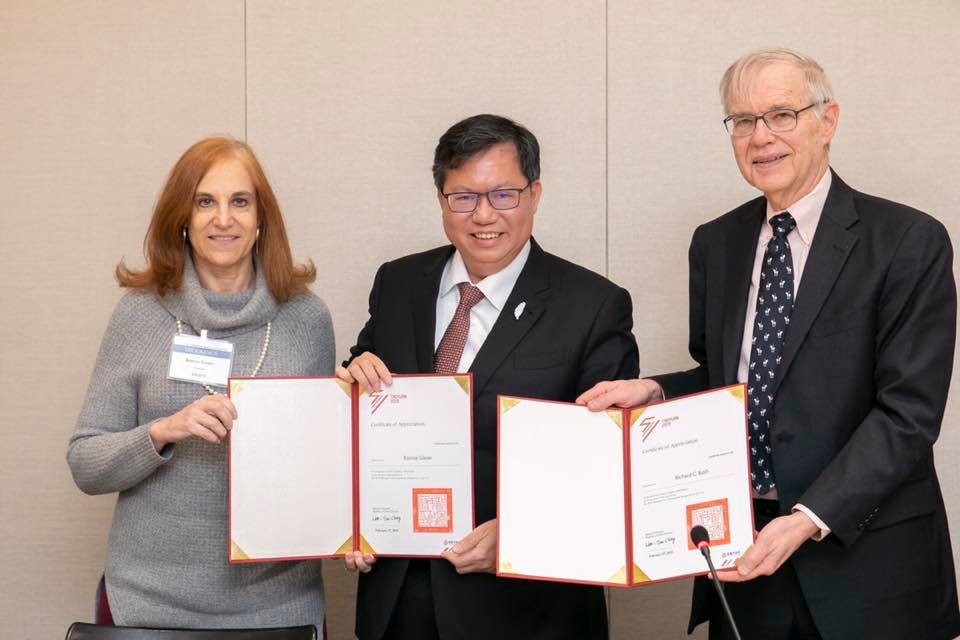 鄭文燦與戰略暨國際研究中心(CSIS)的葛來儀顧問(左)及前AIT理事主席、布魯金斯研究院(Brookings)的卜睿哲博士(右)合影。 圖:翻攝鄭文燦臉書 鄭文燦與戰略暨國際研究中心(CSIS)的葛來儀顧問(左)及前AIT理事主席、布魯金斯研究院(Brookings)的卜睿哲博士(右)合影。 圖:翻攝鄭文燦臉書