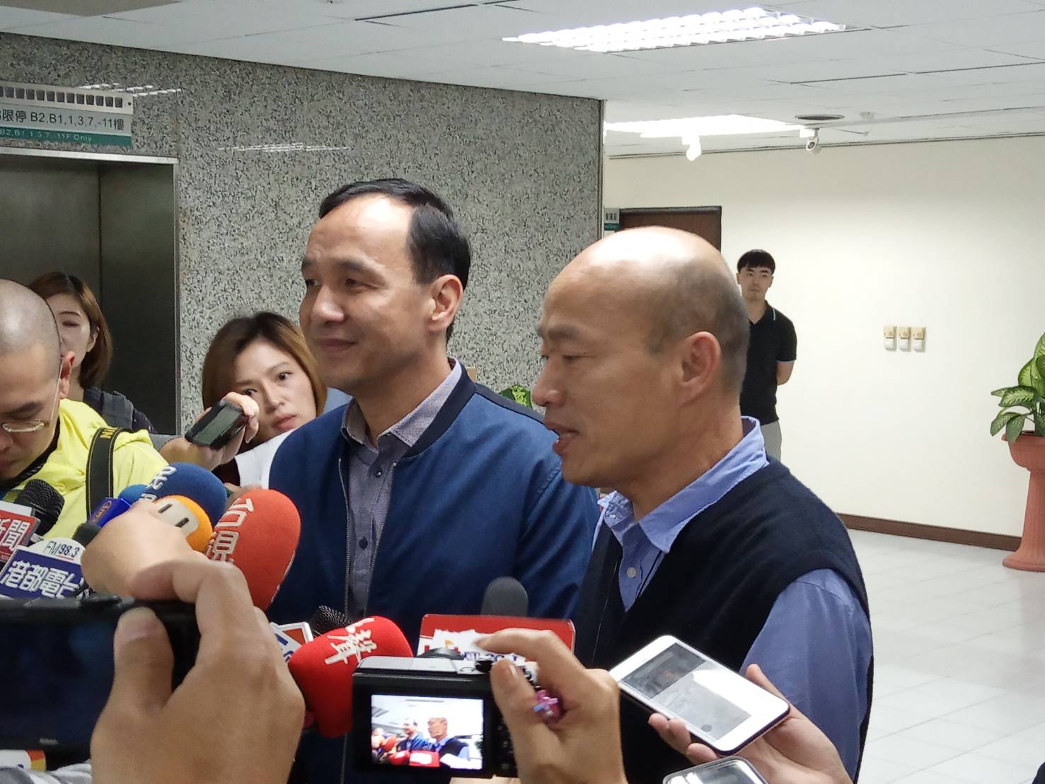 朱立倫(左)韓國瑜被問到敏感的總統初選問題。 圖:孫家銘/攝 朱立倫(左)韓國瑜被問到敏感的總統初選問題。 圖:孫家銘/攝