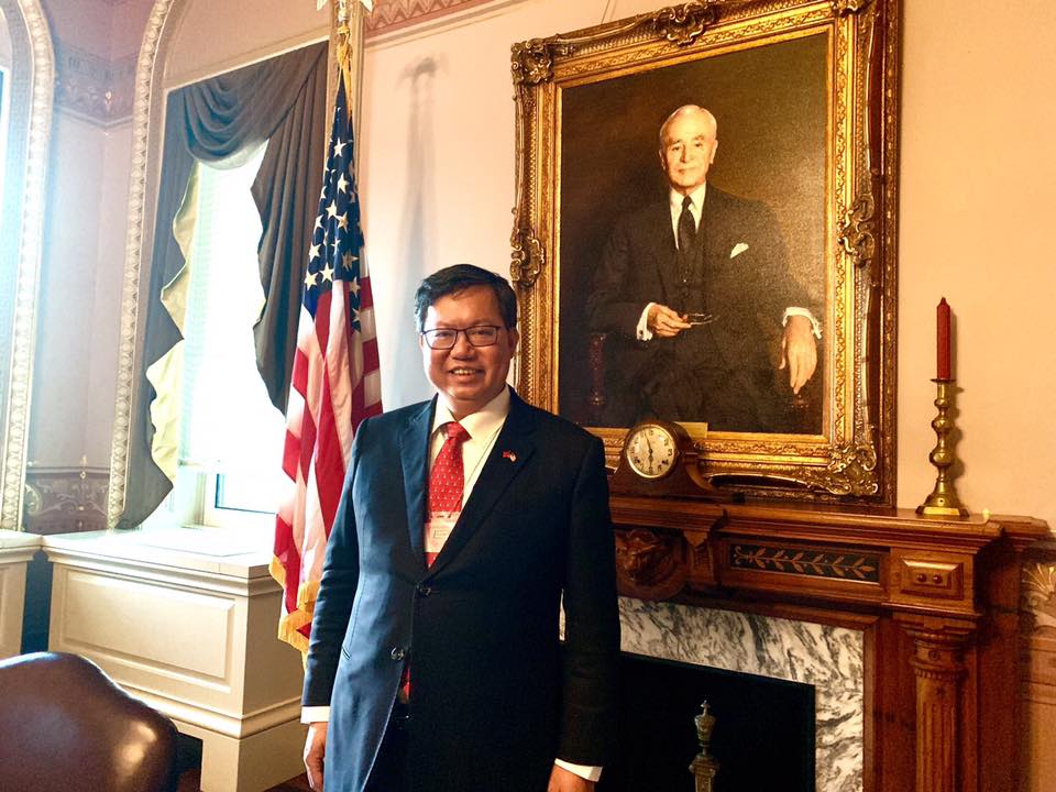 桃園市長鄭文燦率團訪美,在臉書貼出一張站在第47任美國國務卿赫爾(Cordell Hull)畫像前的照片。 圖:翻攝鄭文燦臉書 桃園市長鄭文燦率團訪美,在臉書貼出一張站在第47任美國國務卿赫爾(Cordell Hull)畫像前的照片。 圖:翻攝鄭文燦臉書