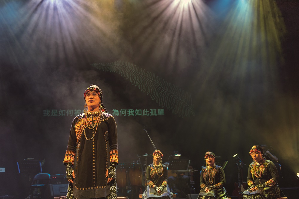 「泰武古謠傳唱」成立至今已13年,2009年首度赴歐洲四國表演即驚艷全場,之後更受歐洲多國境相邀演,並曾在日本電視台「Amazing Voice 驚豔的歌聲」節目獲得全國觀眾票選第五名的殊榮。 圖:屏東縣政府/提供 「泰武古謠傳唱」成立至今已13年,2009年首度赴歐洲四國表演即驚艷全場,之後更受歐洲多國境相邀演,並曾在日本電視台「Amazing Voice 驚豔的歌聲」節目獲得全國觀眾票選第五名的殊榮。 圖:屏東縣政府/提供