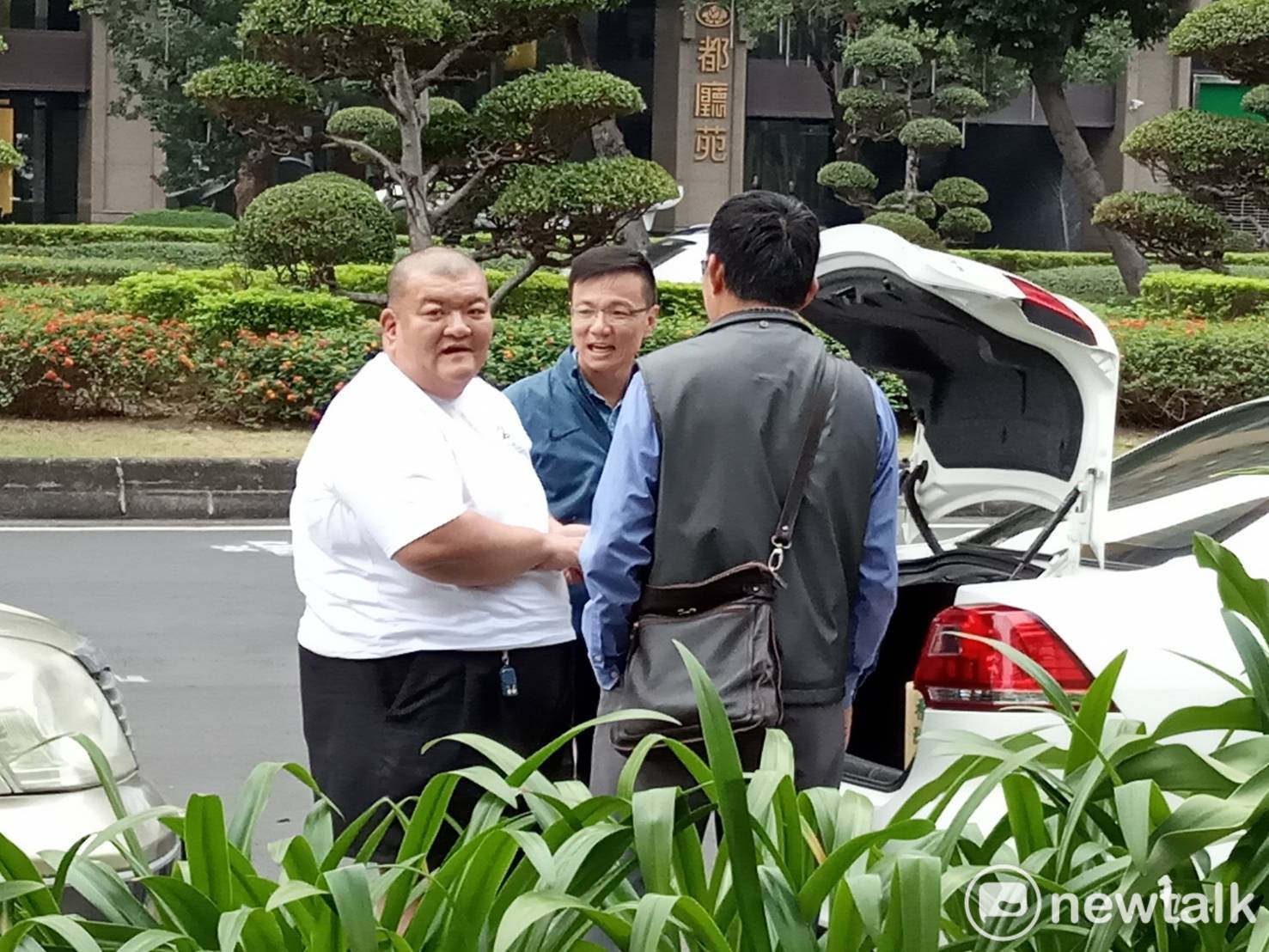 髮蠟哥今早來到高雄市府前,為小型蕉農抗議。 圖:孫家銘/攝 髮蠟哥今早來到高雄市府前,為小型蕉農抗議。 圖:孫家銘/攝