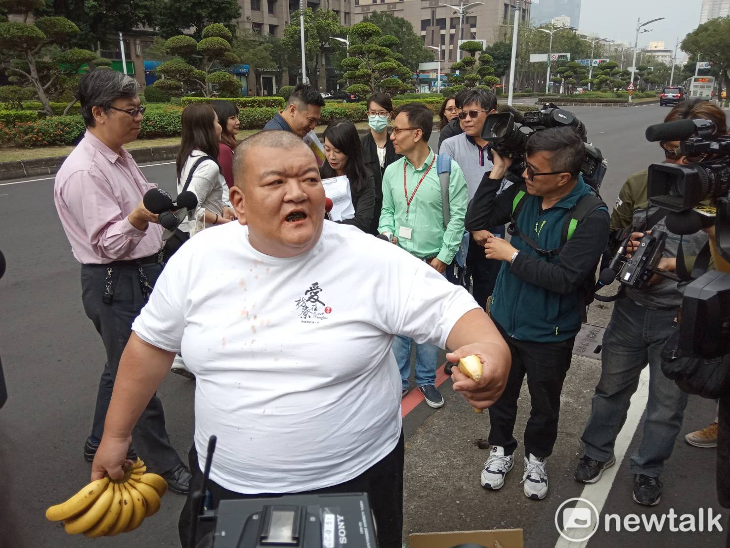 髮蠟哥今早來到高雄市府前,丟香蕉抗議。 圖 : 孫家銘/ 攝 髮蠟哥今早來到高雄市府前,丟香蕉抗議。 圖 : 孫家銘/ 攝