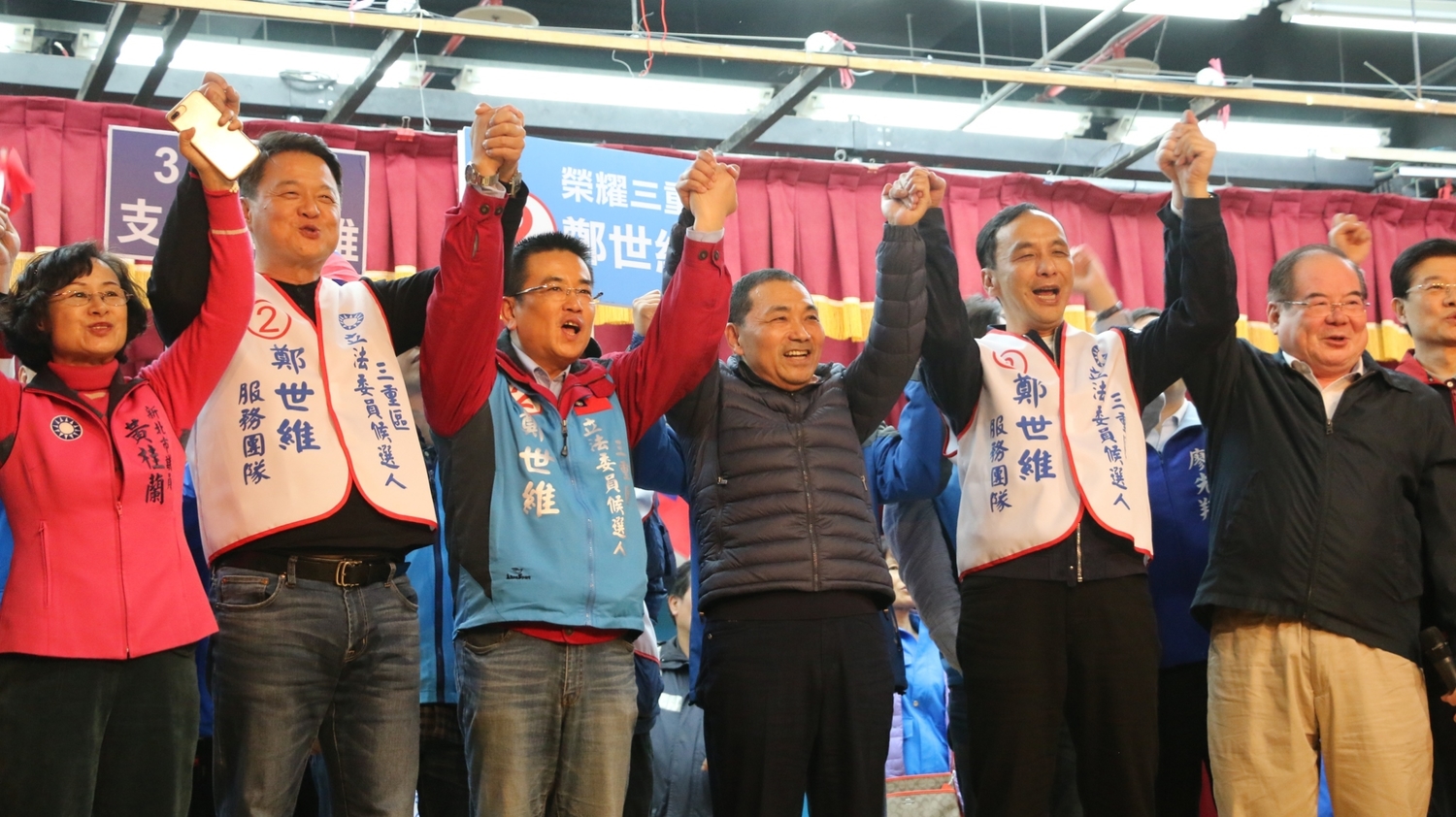 國民黨內大咖包括前新北市長朱立倫(右二)、前台北縣長周錫瑋(左二)、現任新北市長侯友宜(右三)都現身幫鄭世維站台,展現團結氣勢。 圖:鄭世維競選辦公室/提供 國民黨內大咖包括前新北市長朱立倫(右二)、前台北縣長周錫瑋(左二)、現任新北市長侯友宜(右三)都現身幫鄭世維站台,展現團結氣勢。 圖:鄭世維競選辦公室/提供