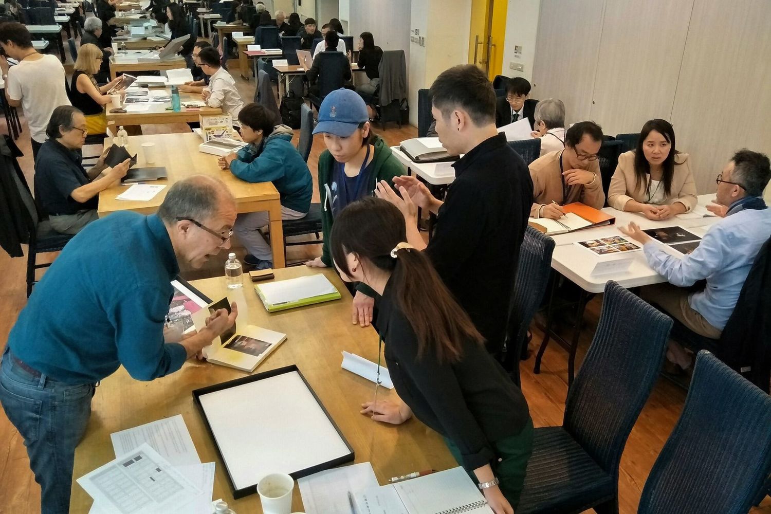 來自台灣和亞洲地區的影像創作者在專家面對面計畫中,和資深策展人、攝影家交流。 Photo ONE提供 來自台灣和亞洲地區的影像創作者在專家面對面計畫中,和資深策展人、攝影家交流。 Photo ONE提供