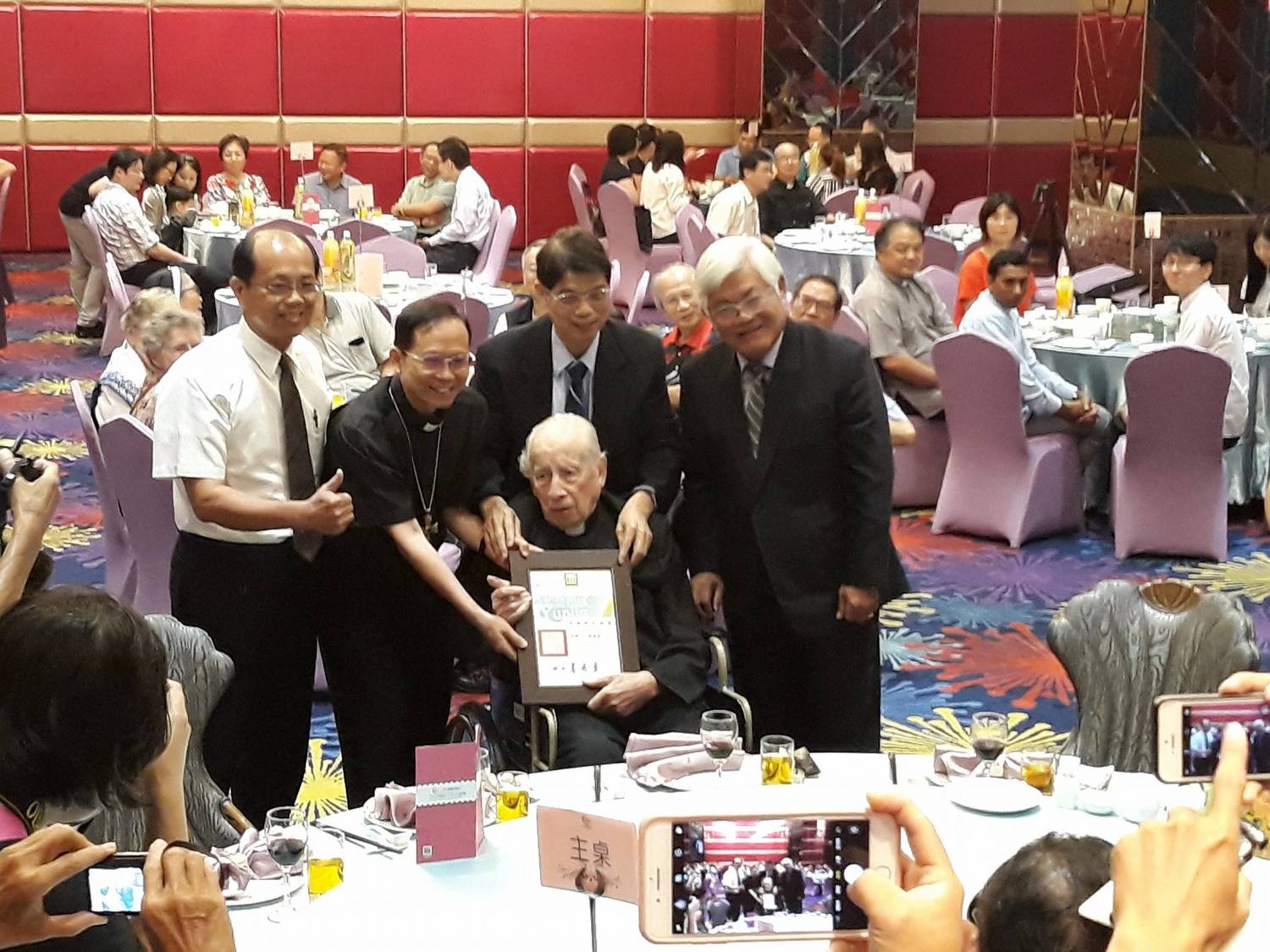 2017年畢耀遠神父在96歲生日會上獲得時任雲林縣長李進勇頒贈榮譽縣民證書。 圖:翻攝天主教若瑟醫院臉書 2017年畢耀遠神父在96歲生日會上獲得時任雲林縣長李進勇頒贈榮譽縣民證書。 圖:翻攝天主教若瑟醫院臉書