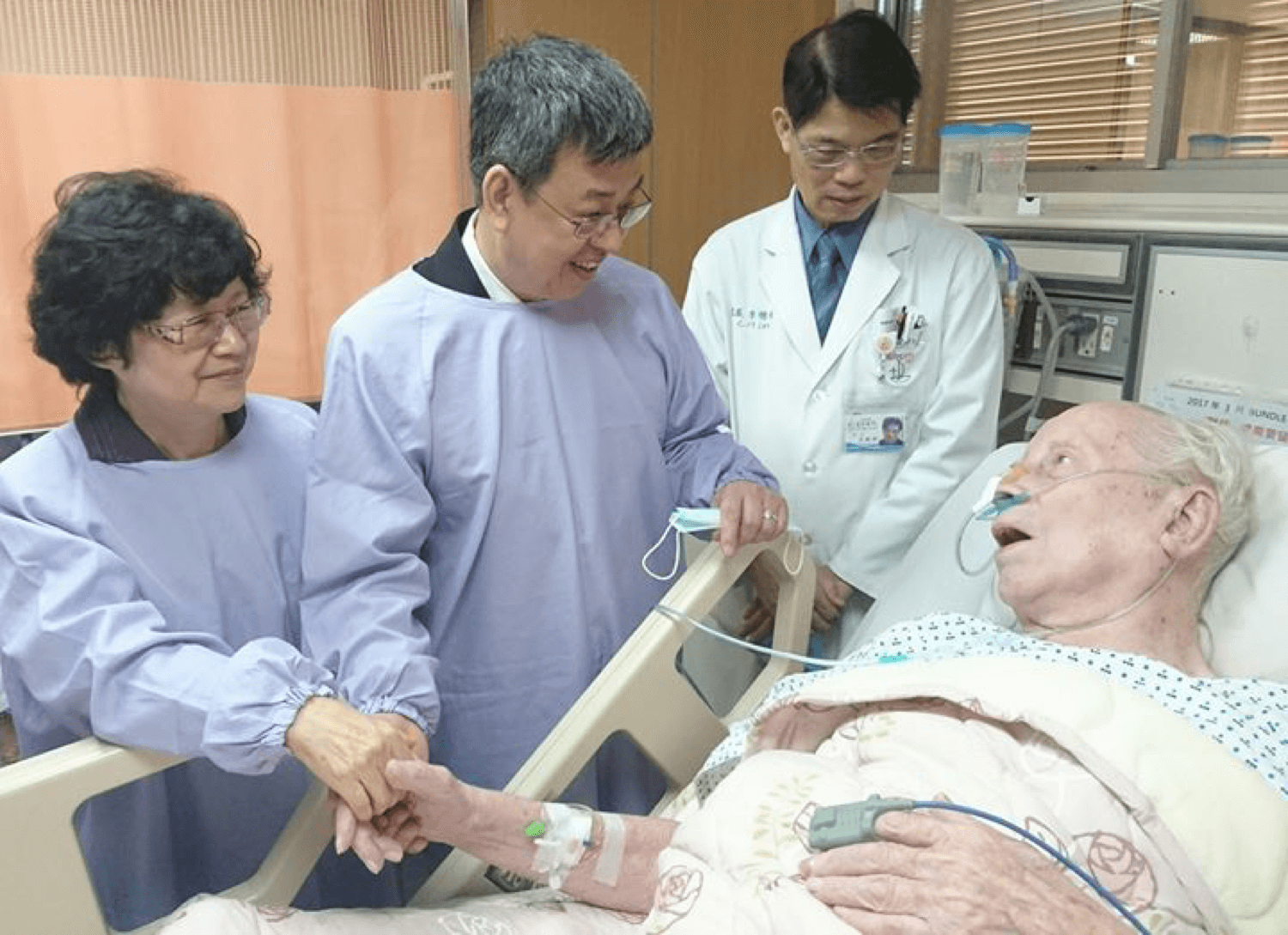 畢耀遠神父晚年臥在病床上時,仍不忘台灣長照問題,盼副總統陳建仁能夠在這一塊多幫忙。 圖:翻攝自若瑟醫院臉書 畢耀遠神父晚年臥在病床上時,仍不忘台灣長照問題,盼副總統陳建仁能夠在這一塊多幫忙。 圖:翻攝自若瑟醫院臉書