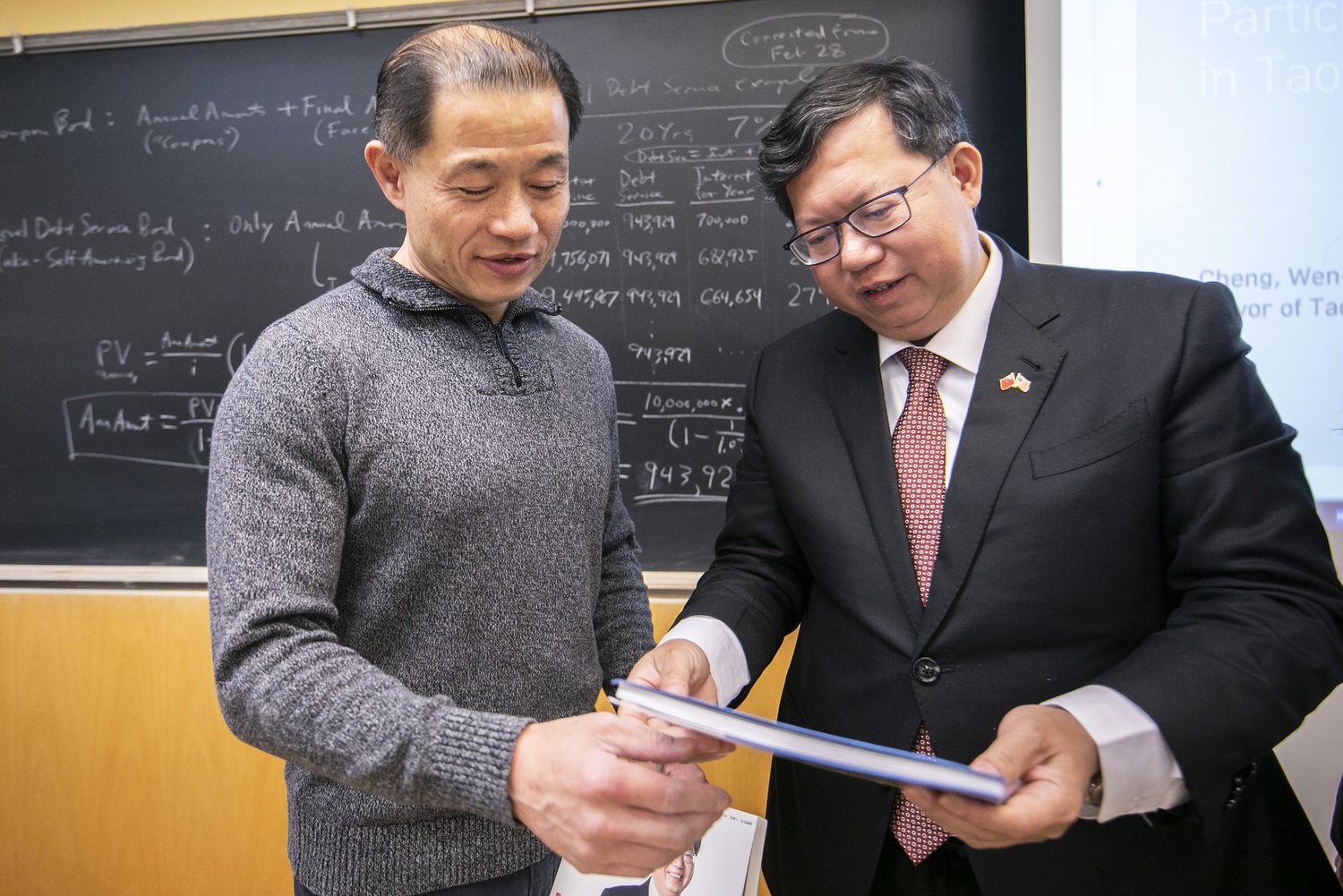 鄭文燦致贈桃園文宣給紐約台裔州參議員劉醇逸(John Liu)教授,希望大家對桃園有更多了解。 圖:桃園市政府/提供 鄭文燦致贈桃園文宣給紐約台裔州參議員劉醇逸(John Liu)教授,希望大家對桃園有更多了解。 圖:桃園市政府/提供