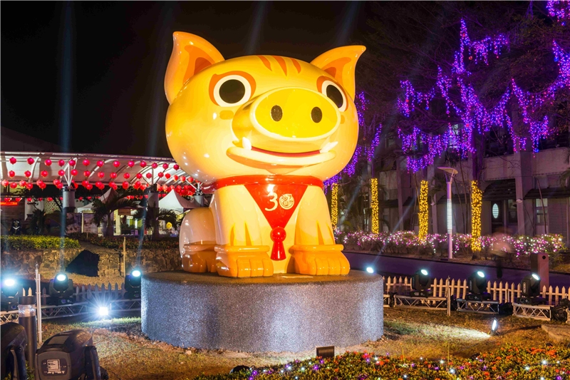 象徵祈求庇佑平安、豐收的「豐豬爺」為2019台灣燈會的副燈。 圖:取自交通部觀光局2019台灣燈會網站 象徵祈求庇佑平安、豐收的「豐豬爺」為2019台灣燈會的副燈。 圖:取自交通部觀光局2019台灣燈會網站