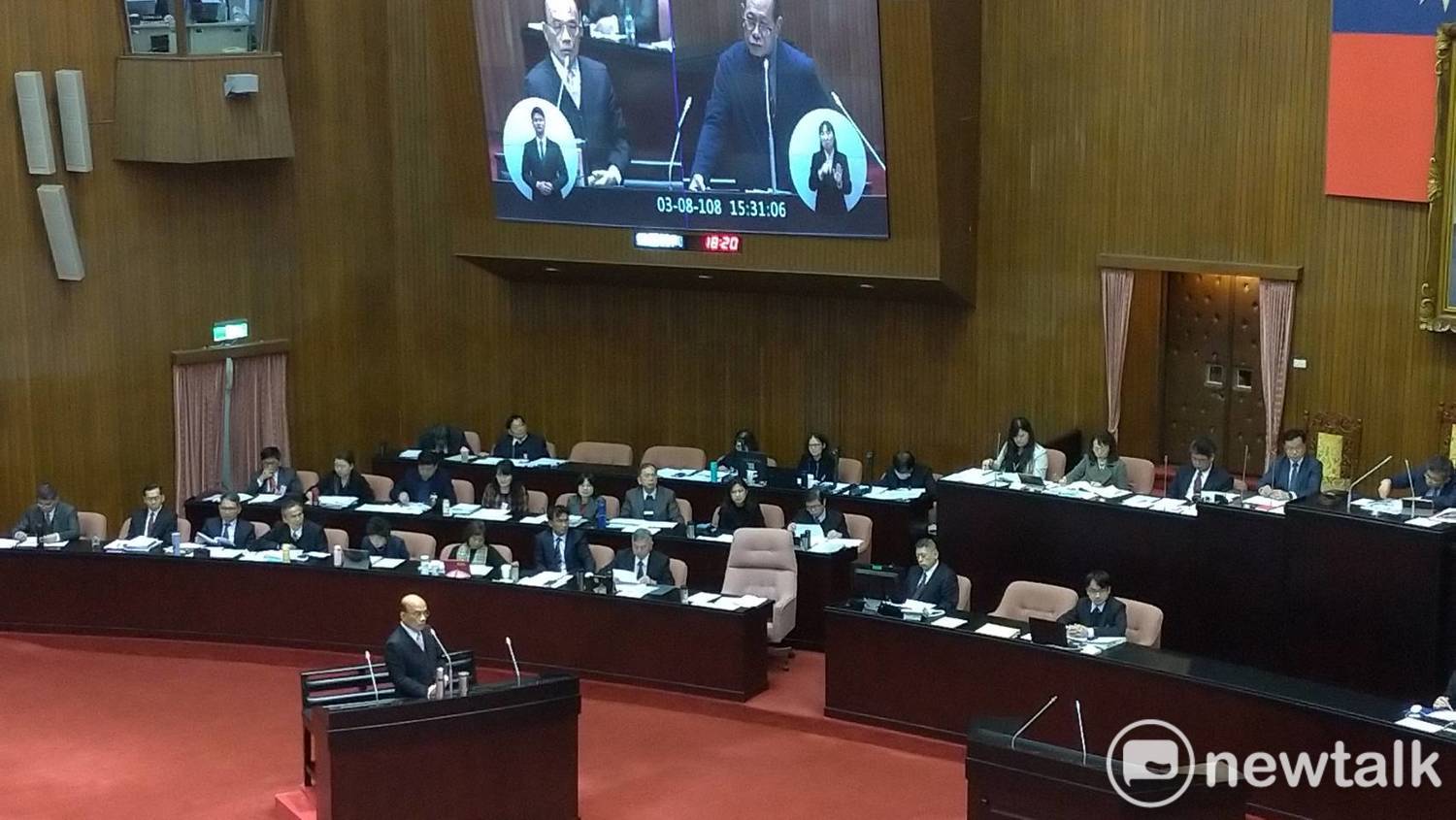 國民黨立委陳超明質詢行政院長蘇貞昌。 圖:陳佩君/攝 國民黨立委陳超明質詢行政院長蘇貞昌。 圖:陳佩君/攝