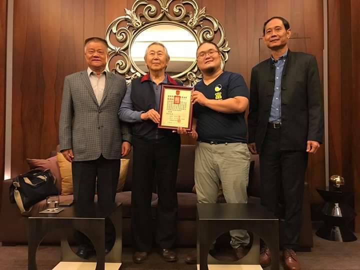 李杰(右二)今年初慨捐陸官校友基金會三百萬元。 圖:翻攝福田水餃臉書 李杰(右二)今年初慨捐陸官校友基金會三百萬元。 圖:翻攝福田水餃臉書