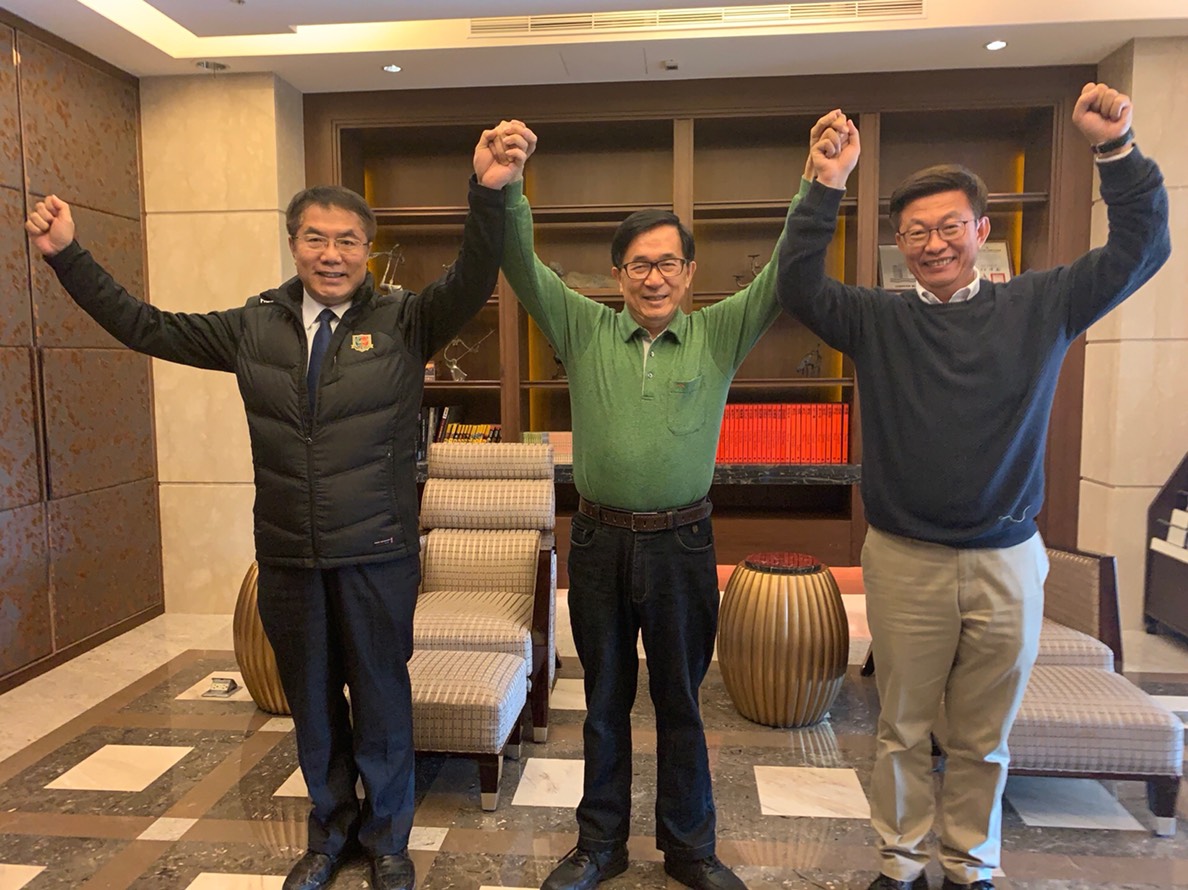 陳水扁、黃偉哲、郭國文高舉雙手表示支持。 圖:陳致中提供 陳水扁、黃偉哲、郭國文高舉雙手表示支持。 圖:陳致中提供
