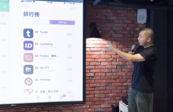 于子軒初次於創夢市集裡向股東簡報 Firstory 的下載成績。圖:創夢實驗室/提供 于子軒初次於創夢市集裡向股東簡報 Firstory 的下載成績。圖:創夢實驗室/提供