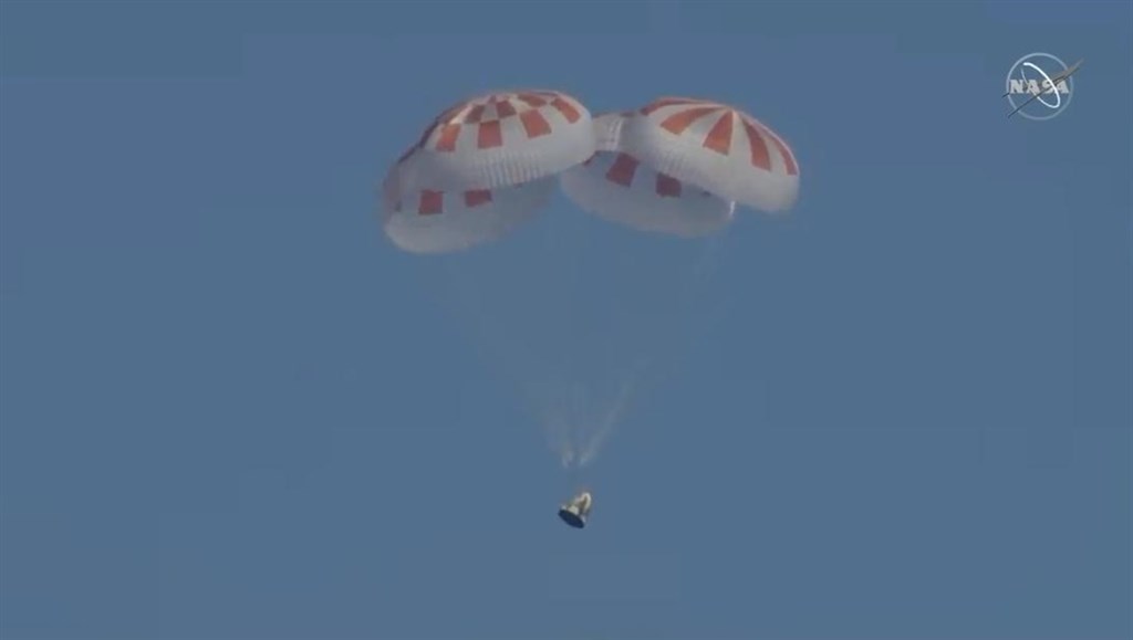 飛龍號太空艙待在太空超過6天後,8日成功重返地球。 (圖取自twitter.com/spacex) 飛龍號太空艙待在太空超過6天後,8日成功重返地球。 (圖取自twitter.com/spacex)