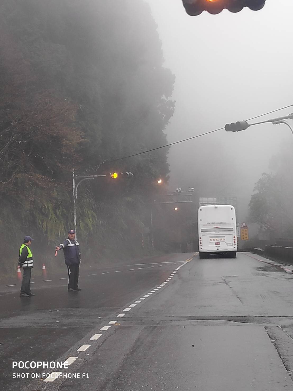 目前台18線29K牛埔仔預約團客遊覧車購票放行,沒有預約的團客遊覽車管制上山,中午過後才放行。 圖:嘉義縣警局交通隊/提供 目前台18線29K牛埔仔預約團客遊覧車購票放行,沒有預約的團客遊覽車管制上山,中午過後才放行。 圖:嘉義縣警局交通隊/提供