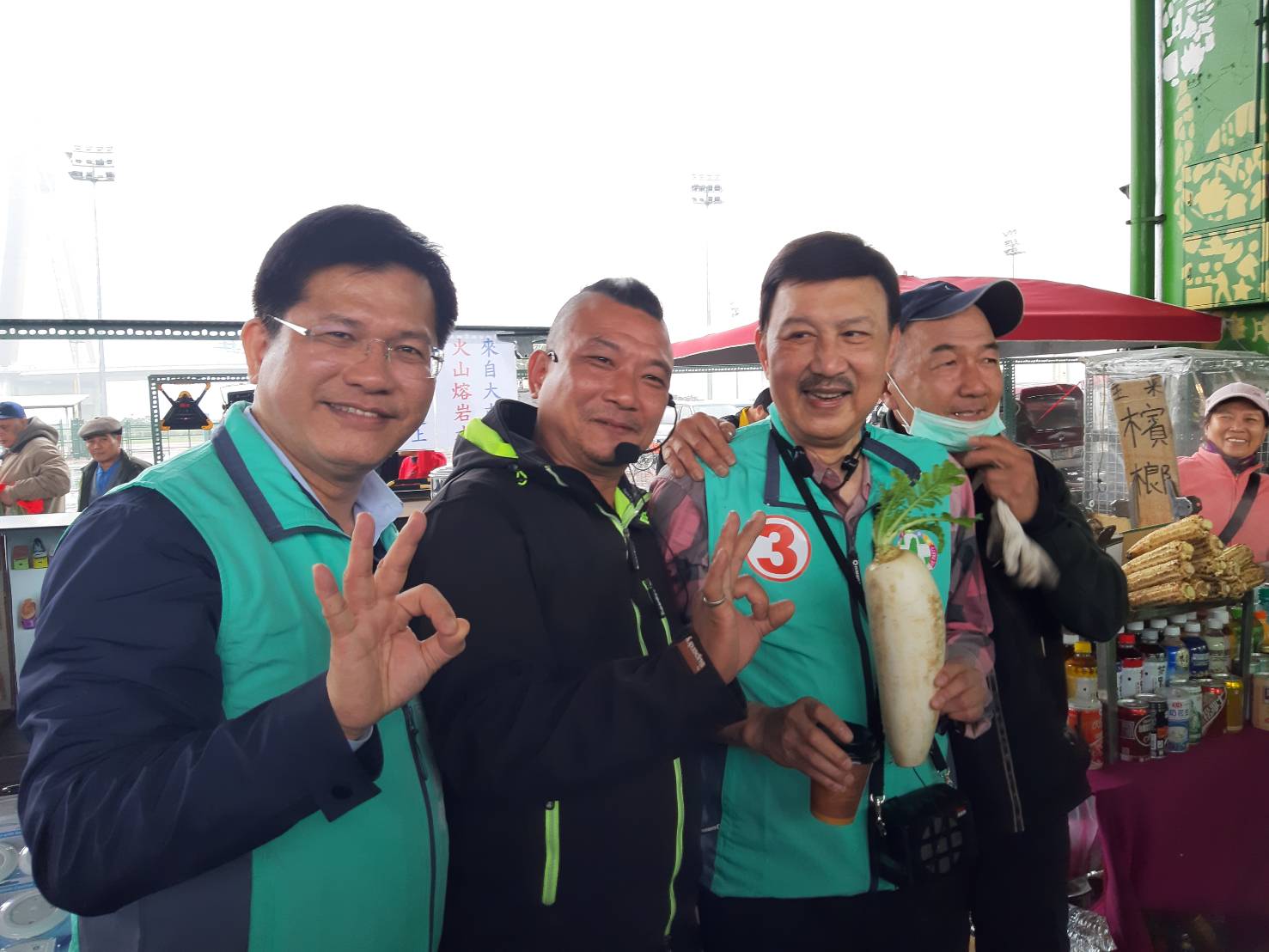 民進黨三重立委補選候選人余天(右)今日與交通部長林佳龍(左)前往重新橋下跳蚤市場拜票。 圖:由余天競選辦公室提供。 民進黨三重立委補選候選人余天(右)今日與交通部長林佳龍(左)前往重新橋下跳蚤市場拜票。 圖:由余天競選辦公室提供。