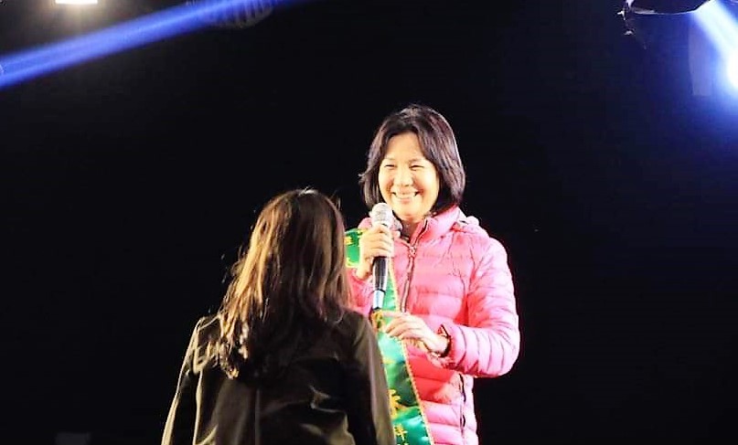 退出民進黨,投入台南立委補選的陳筱諭(背影者),有位曾為副議長的資深無黨籍議員母親郭秀珠(披綠色肩帶者)。 圖:翻攝自郭秀珠臉書專頁。 退出民進黨,投入台南立委補選的陳筱諭(背影者),有位曾為副議長的資深無黨籍議員母親郭秀珠(披綠色肩帶者)。 圖:翻攝自郭秀珠臉書專頁。