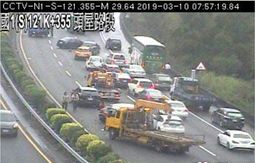 國道1號發生連環追撞車禍,5人受傷送醫。 圖/翻攝高公局即時影像 國道1號發生連環追撞車禍,5人受傷送醫。 圖/翻攝高公局即時影像