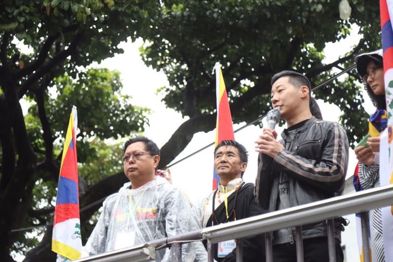 立法委員林昶佐也現身會場,力挺藏人爭取自由權益。 圖:時代力量黨部/提供 立法委員林昶佐也現身會場,力挺藏人爭取自由權益。 圖:時代力量黨部/提供