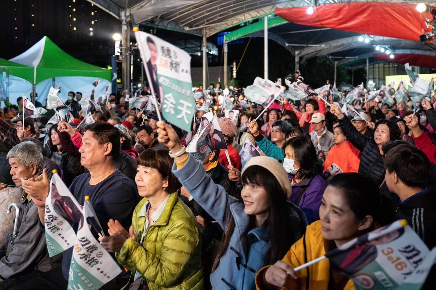 「為台灣 行作伙」新北市立委候選人余天造勢晚會,儘管氣候不佳,支持者仍擠滿現場,熱情為余天加油、打氣。 圖:民進黨中央/提供 「為台灣 行作伙」新北市立委候選人余天造勢晚會,儘管氣候不佳,支持者仍擠滿現場,熱情為余天加油、打氣。 圖:民進黨中央/提供