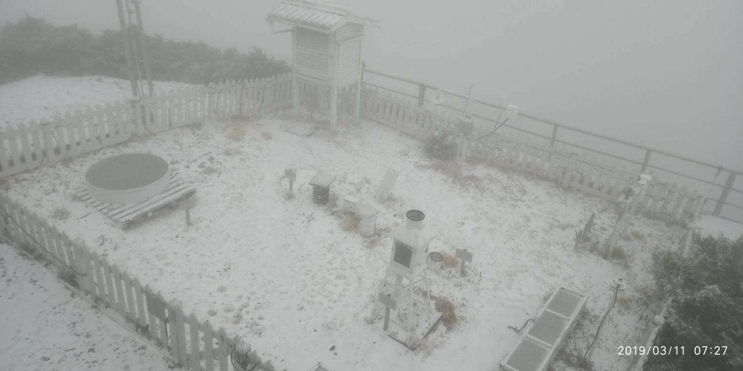 玉山氣象站在凌晨2點30分到4點50分下雪積雪2.0公分,並在7點05分至8點又下雪0.5公分,共積雪2.5公分。 圖:中央氣象局/提供 玉山氣象站在凌晨2點30分到4點50分下雪積雪2.0公分,並在7點05分至8點又下雪0.5公分,共積雪2.5公分。 圖:中央氣象局/提供