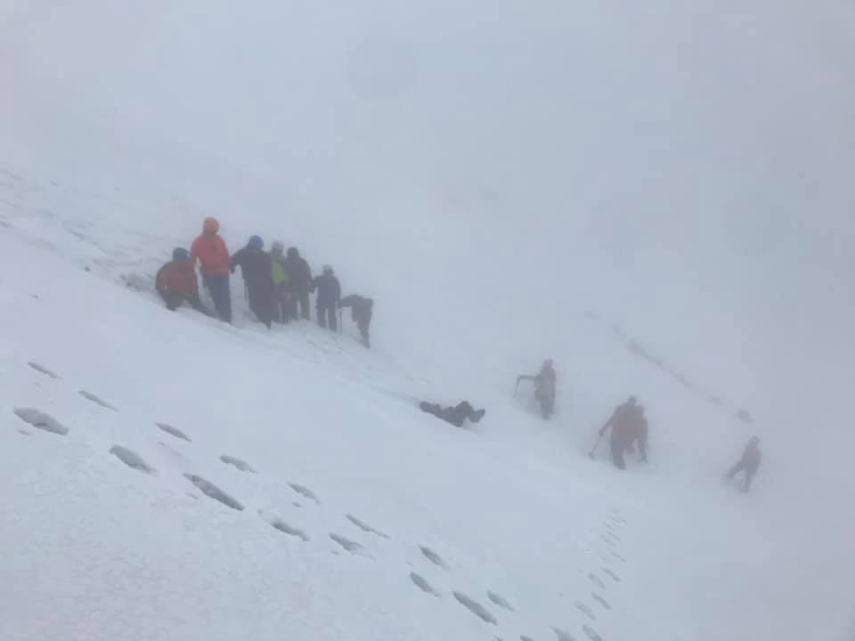 雪山昨天下雪一整天,山上一片銀白世界。 雪山昨天下雪一整天,山上一片銀白世界。