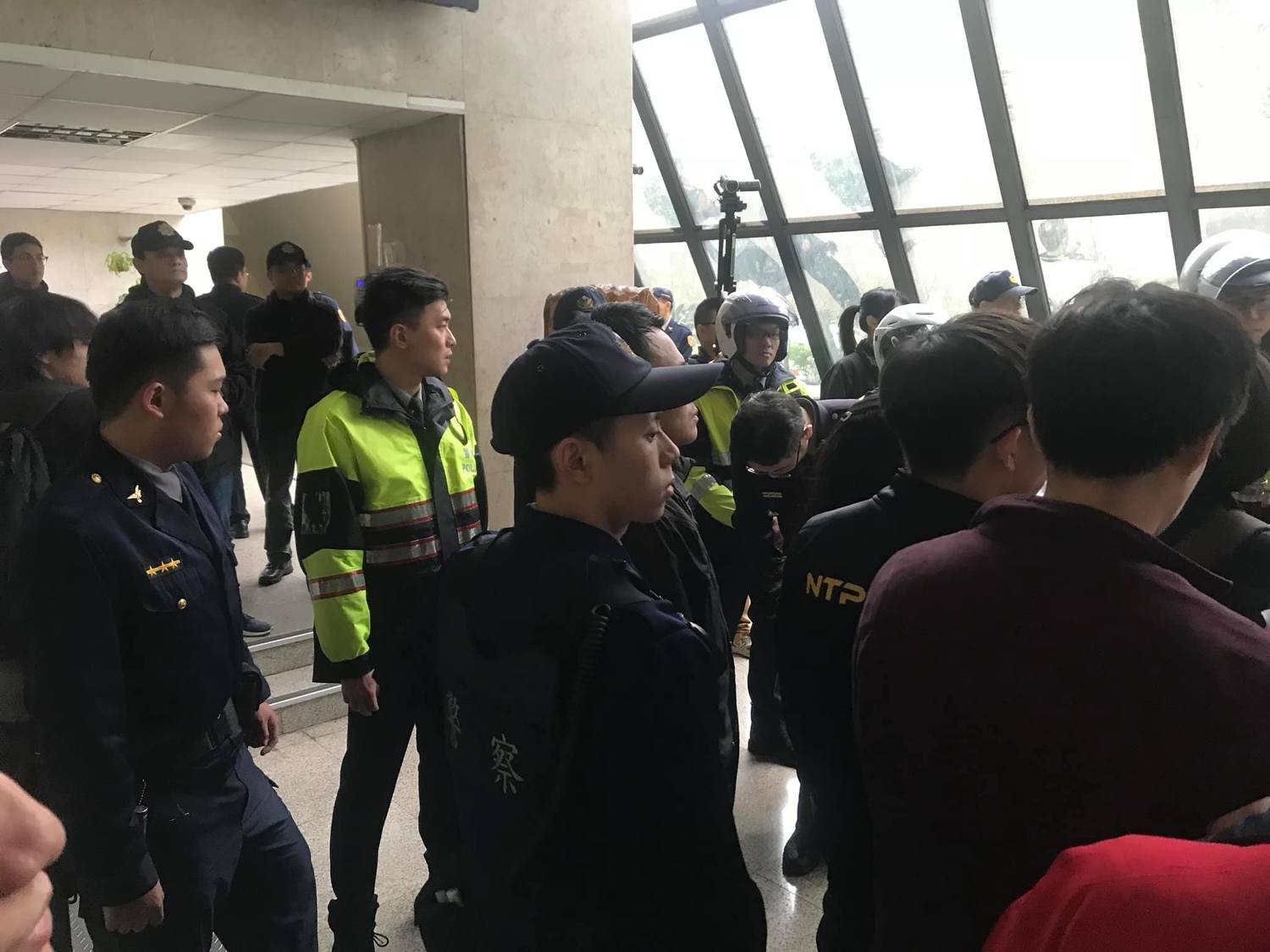 大觀自救會指控「派出數百警力將自救會成員強制用暴力拖拉管束!」 圖:翻攝大觀事件-Daguan Homeless臉書 大觀自救會指控「派出數百警力將自救會成員強制用暴力拖拉管束!」 圖:翻攝大觀事件-Daguan Homeless臉書