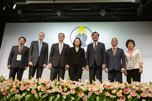 蔡英文總統(中)與立法院長蘇嘉全(右3)今(11)天出席「2019年印太區域保衛宗教自由公民社會對話開幕典禮」。 圖:總統府提供 蔡英文總統(中)與立法院長蘇嘉全(右3)今(11)天出席「2019年印太區域保衛宗教自由公民社會對話開幕典禮」。 圖:總統府提供