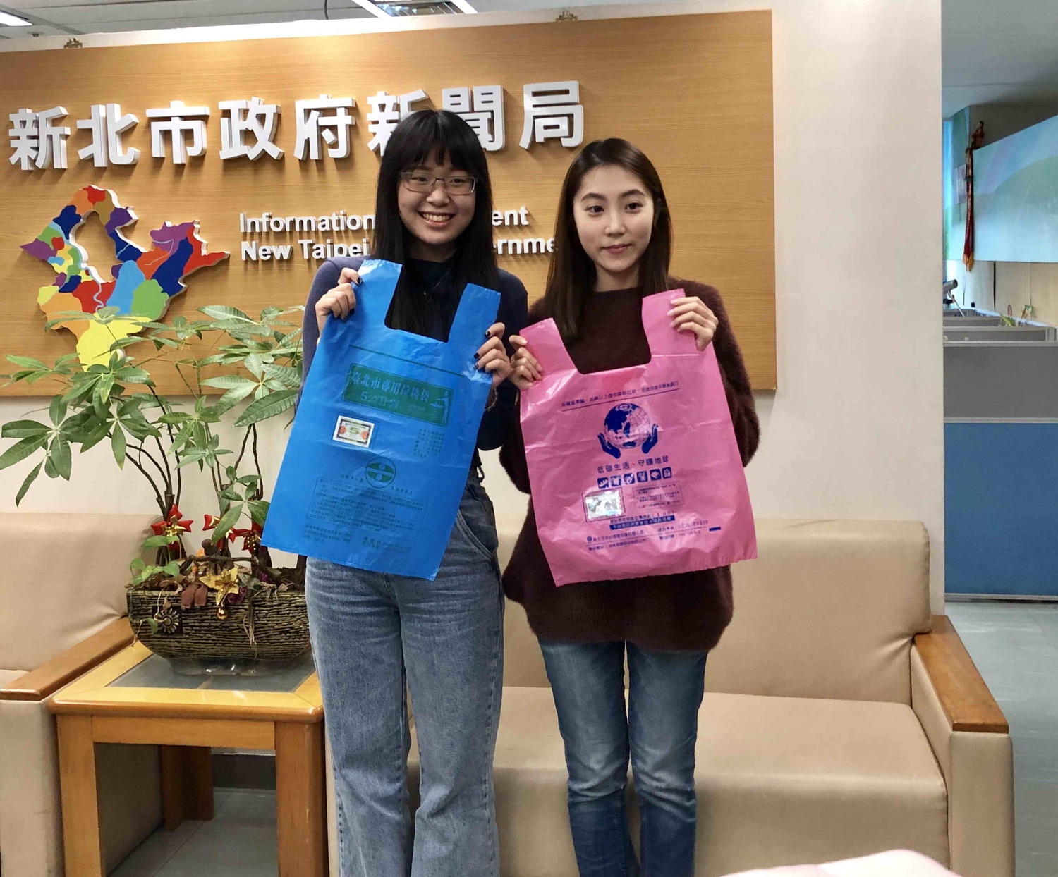 台北市垃圾專用袋(藍色)、新北市垃圾專用袋(紅色),預計5月起可跨市互用。 圖:新北市環保局/提供 台北市垃圾專用袋(藍色)、新北市垃圾專用袋(紅色),預計5月起可跨市互用。 圖:新北市環保局/提供