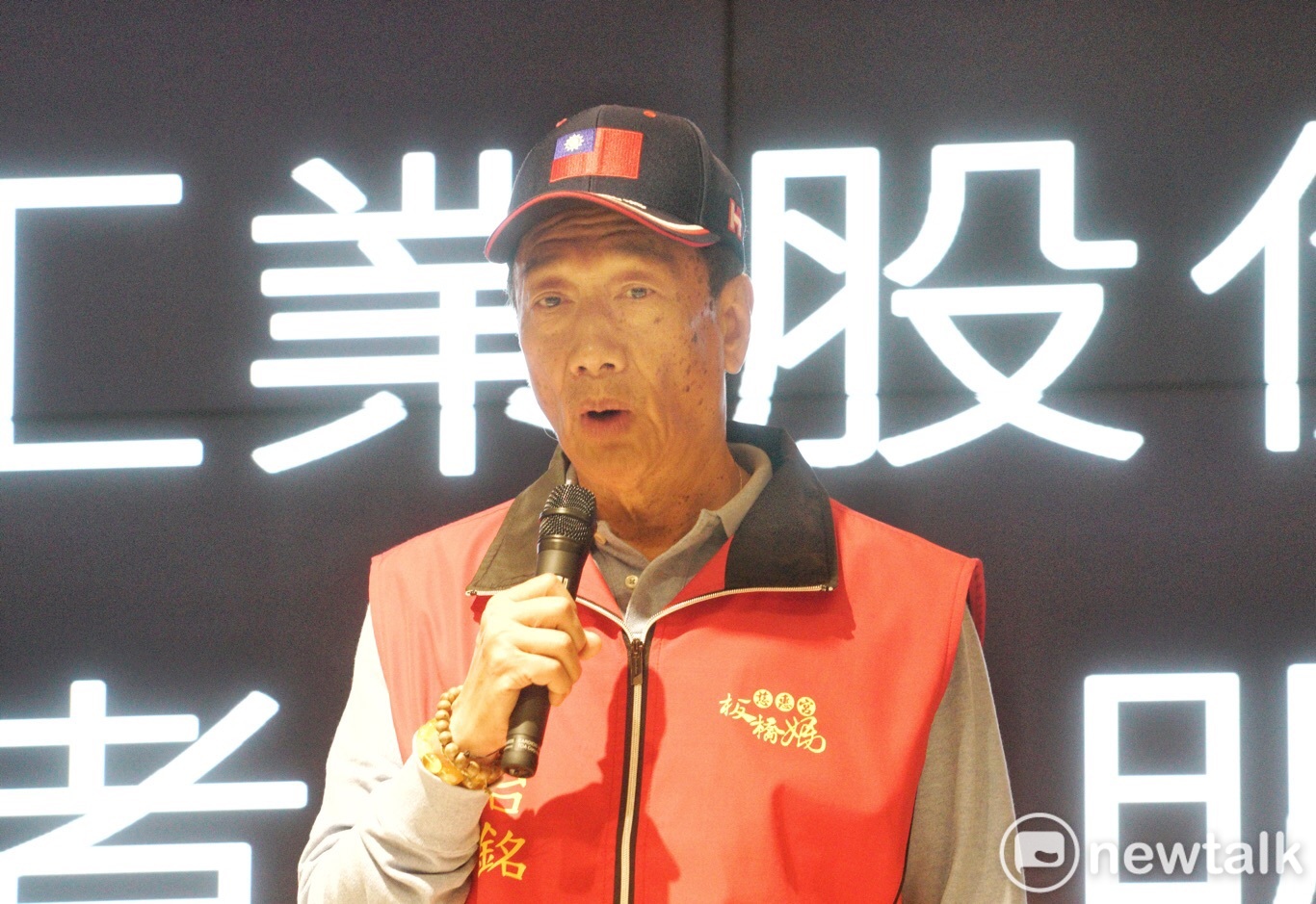 鴻海集團董事長郭台銘親上火線回應微軟提告一事。 圖:張良一/攝 鴻海集團董事長郭台銘親上火線回應微軟提告一事。 圖:張良一/攝