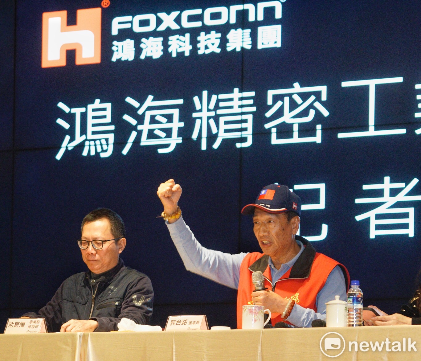 鴻海集團董事長郭台銘與事業部總經理池育陽於土城總部召開臨時記者會,回應微軟控告鴻海一事。 圖:張良一/攝 鴻海集團董事長郭台銘與事業部總經理池育陽於土城總部召開臨時記者會,回應微軟控告鴻海一事。 圖:張良一/攝